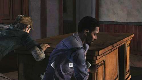 Pomóż Kennyemu przesunąć biurko (Push: Desk), a następnie szybko wciskaj odpowiednie przyciski pokazane na ekranie - 2 - Siege | Epizod V - No Time Left | Solucja The Walking Dead - The Walking Dead - poradnik do gry