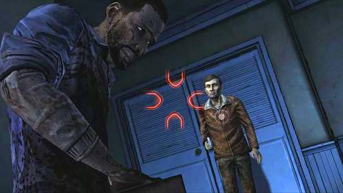 Jeśli ci się nie udało przycisnąć go do szafy, Nieznajomy odepchnie cię i strzeli - mimo wszystko masz jeszcze jedną szansę - 6 - The Stranger | Epizod V - No Time Left | Solucja The Walking Dead - The Walking Dead - poradnik do gry