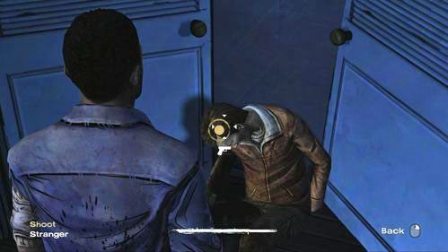 Jeśli udusiłeś Nieznajomego, staniesz przed kolejnym wyborem (bez znaczenia dla fabuły) - możesz do niego strzelić (Shoot: Stranger) bądź pozostawić, aby się zmienił w zombie - 6 - The Stranger | Epizod V - No Time Left | Solucja The Walking Dead - The Walking Dead - poradnik do gry