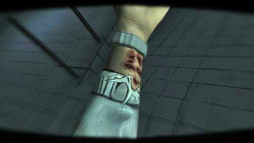 Niestety w trakcie tej operacji Lee zacznie tracić przytomność, a ostatnim obrazem jaki widzi jest ugryziona ręka - 1 - The Morgue | Epizod V - No Time Left | Solucja The Walking Dead - The Walking Dead - poradnik do gry