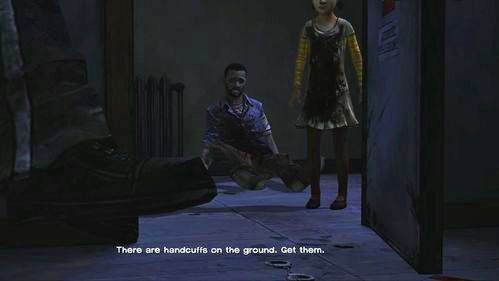 Spójrz na podłogę, gdzie leżą kajdanki - każ Clementine je podnieść (Grab: Handcuffs) - 7 - Stay Close To Me; Goodbye | Epizod V - No Time Left | The Walking Dead - The Walking Dead - poradnik do gry