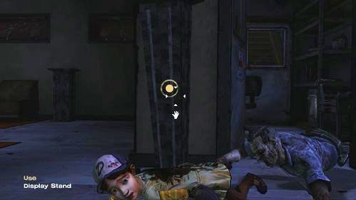 Szybko podnieś wzrok i kliknij na niego (Use: Display Stand) - 7 - Stay Close To Me; Goodbye | Epizod V - No Time Left | The Walking Dead - The Walking Dead - poradnik do gry