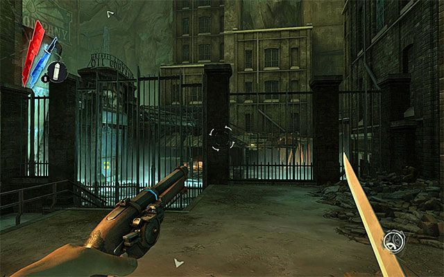 Jeżeli wybrałeś pierwsze zasugerowanie przejście do lokacji [Rafineria Greaves - Greaves Lightning Oil Refinery], to eksplorację tego obszaru rozpoczniesz przed bramą (powyższy screen) - Zbadanie okolic rafinerii Greaves | Misja 7 - The Flooded District | Dishonored - Dishonored - poradnik do gry