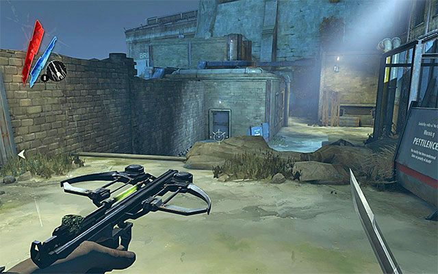 Proponuję wreszcie zbadać budynek zlokalizowany na samym końcu podwórza (powyższy screen), czyli ten, przez który przechodzi się z zamiarem dotarcia do doków - Zbadanie podwórza | Misja 2 - High Overseer Campbell | Dishonored - Dishonored - poradnik do gry