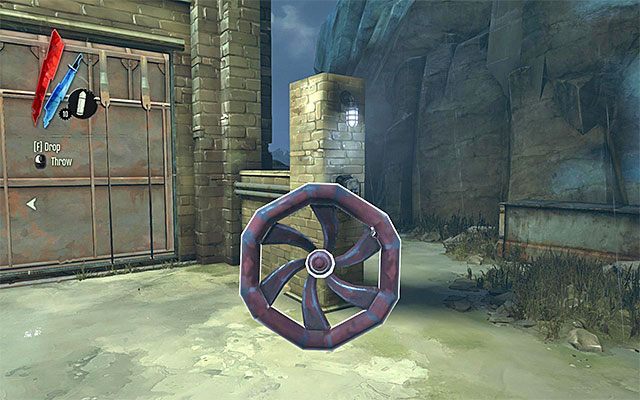 Do niedostępnego pomieszczenia wspomnianego wyżej ostatniego budynku możesz z kolei przedostać się od strony dachu (zeskoczenie na niewielki balkonik i zniszczenie drewnianych belek blokujących przejścia) lub odnajdując w warsztacie duże pokrętło i przenosząc je do odpowiedniego slotu (powyższy scre - Zbadanie podwórza | Misja 2 - High Overseer Campbell | Dishonored - Dishonored - poradnik do gry