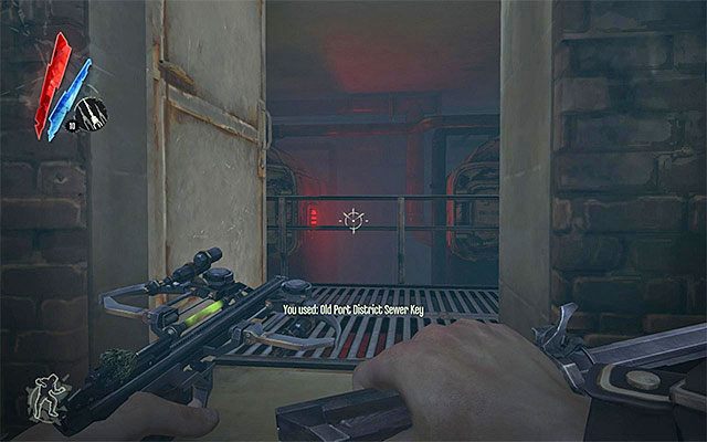 Lokację tę możesz opuścić na dwa zasadnicze sposoby - odnajdując pokrętło i wypływając z kanałów lub korzystając z drzwi prowadzących do piwnicy pubu (powyższy screen) - Zdanie raportu admirałowi Havelockowi | The Hound Pits Pub #3 | Dishonored - Dishonored - poradnik do gry