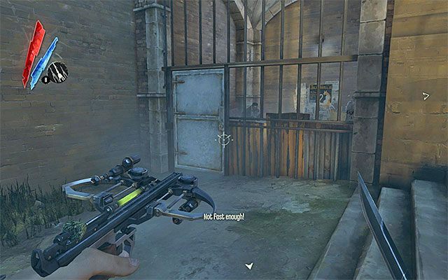 Dysponując znalezionym w magazynku kluczem możesz teraz powrócić na chwilę na zewnątrz i zainteresować się odgrodzonym obszarem na lewo od wejścia do budynku (powyższy screen) - Spotkanie się z liderem gangu Bottle Street | Misja 3 - House of Pleasure - Dishonored - poradnik do gry