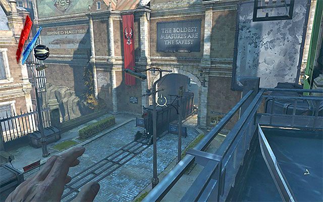 Jedyny sposób na przedostanie się do wnętrza apartamentu bez używania kluczy, to przystąpienie do wspinaczki po dachach i rurach z zamiarem dotarcia do górnego balkoniku (powyższy screen) - Zbadanie apartamentu handlarza sztuką | Misja 3 - House of Pleasure | Dishonored - Dishonored - poradnik do gry