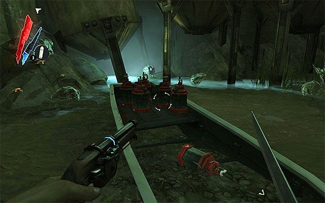 Przedostanie się do wnętrza budynku rafinerii nie jest łatwą sprawą i jest to możliwe tylko poprzez rozwiązanie swego rodzaju zagadki polegającej na wprawieniu w ruch tutejszej machinerii - Dotarcie do miejsca składowania sprzętu Corvo | Misja 7 - The Flooded District - Dishonored - poradnik do gry