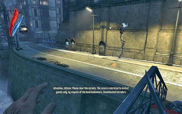 Niezależnie od wybranego wariantu zachowania zwróć uwagę na jednego lub dwóch przeciwników na szczudłach (tall boys) patrolujących ulicę sąsiadującą z ogrodem posiadłości Boyleów - Zbadanie okolic posiadłości Boyleów | Misja 5 - Lady Boyles Last Party - Dishonored - poradnik do gry