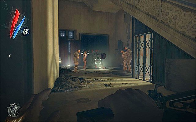 Zanim zajmiesz się wyborem sposobu przedostania na teren posiadłości Boyleów warto dodatkowo zbadać pokazany na powyższym screenie prawy budynek mieszkalny - Zbadanie okolic posiadłości Boyleów | Misja 5 - Lady Boyles Last Party - Dishonored - poradnik do gry