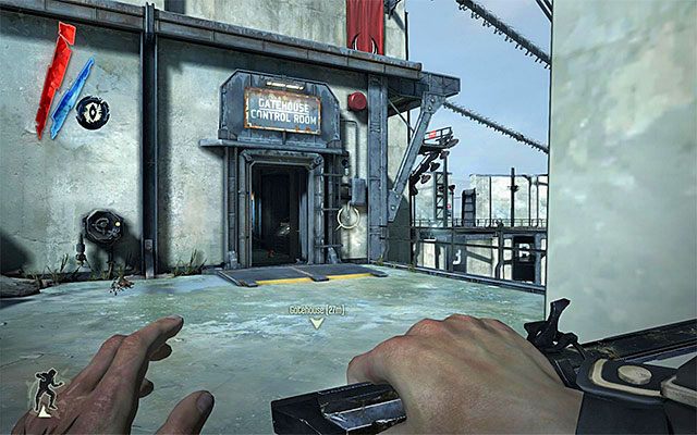 Dużym problemem jest oczywiście sama ściana światła i w celu jego rozwiązania musisz przedostać się na górne poziomy fortu, a konkretnie do znajdującego się w jego zachodniej części pomieszczenia kontrolnego stróżówki (Gatehouse Control Room; powyższy screen) - Przedostanie się do stróżówki | Misja 9 - The Light at the End | Dishonored - Dishonored - poradnik do gry