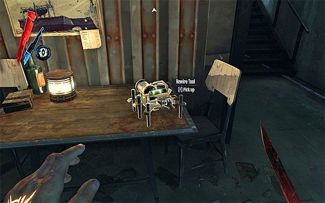 Przed Tobą klatka schodowa lokacji [Stróżówka Kingsparrow - Kingsparrow Gatehouse] i w zależności od tego na jakim piętrze rozpoczynasz możesz po drodze spotkać jednego lub kilku wartowników - Dotarcie do windy latarni morskiej | Misja 9 - The Light at the End | Dishonored - Dishonored - poradnik do gry