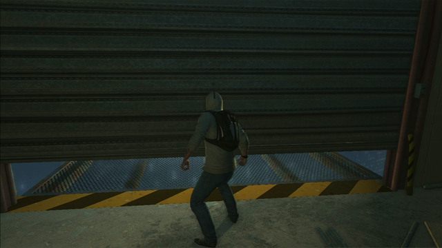Ostatecznie dotrzesz do pustego magazynu, gdzie musisz prześlizgnąć się pod uchyloną bramą - Sekwencja 5 - Pierwsze źródło energii | Solucja Assassins Creed 3 - Assassins Creed 3 - poradnik do gry