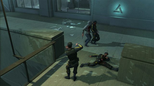 Ostatecznie trafisz do korytarza za zbitą szybą, gdzie zaatakuje cię Cross - Sekwencja 10 - Trzecie źródło energii | Solucja Assassins Creed 3 - Assassins Creed 3 - poradnik do gry