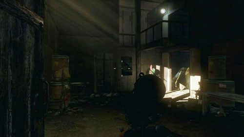 Wybiegnij przez prawe drzwi i kieruj się jedyną możliwą drogą na początek wyzwania - 02 - Oczami zła - Kampania - Medal of Honor: Warfighter - poradnik do gry