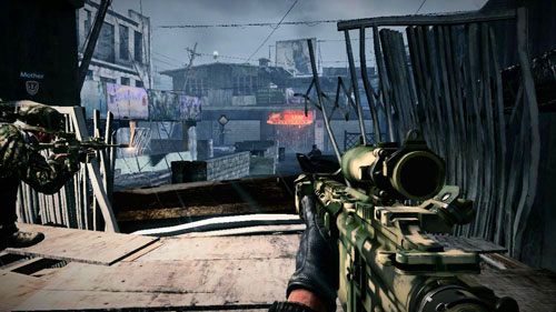 Wskocz na porozwalane deski i ukryj się za pogiętą, metalową kratą po prawej (obrazek powyżej) - 05 - Przypływ zmian - Kampania - Medal of Honor: Warfighter - poradnik do gry