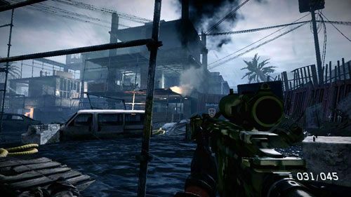 Jeden wróg będzie strzelał ze środkowego budynku (ukryje się za zabitymi deskami oknami), zaś kolejni będą przebiegać po rusztowaniach na balkon budynku po prawej (obrazek powyżej) - 05 - Przypływ zmian - Kampania - Medal of Honor: Warfighter - poradnik do gry