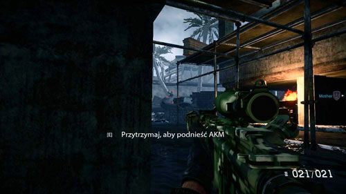Idź w stronę schodów, a kiedy palma się przewróci, wycofaj za róg budynku i zajmij za nim pozycję (obrazek powyżej) - 05 - Przypływ zmian - Kampania - Medal of Honor: Warfighter - poradnik do gry