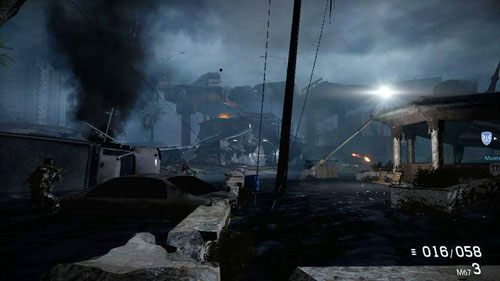 Wyjdź z magazynu na drugą stronę - 06 - Prąd strugowy - Kampania - Medal of Honor: Warfighter - poradnik do gry