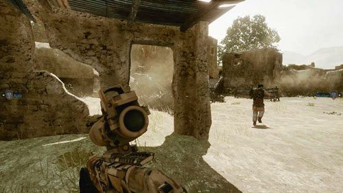 Biegnąc przez wąwóz uważaj na wrogów kryjących się za kamieniami, zdejmij też tego, który będzie ostrzeliwał cię z mostu naprzeciwko - 08 - W pogoni za Farazem - Kampania - Medal of Honor: Warfighter - poradnik do gry