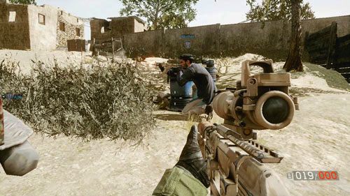 Wbiegnij na schody i uważaj na wrogów, jeśli nie zdążyłeś ich zabić przed chwilą - jeden będzie krył się tuż za rogiem domu, po lewej - 08 - W pogoni za Farazem - Kampania - Medal of Honor: Warfighter - poradnik do gry