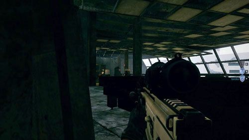 Jeśli znudziła ci się pozycja przed drzwiami, to szybko pobiegnij w lewo, do schodów - 11 - Starzy znajomi - Kampania - Medal of Honor: Warfighter - poradnik do gry