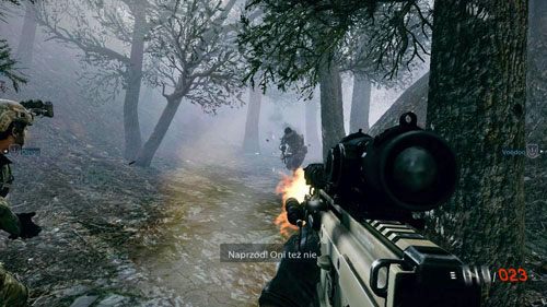 Wbiegnij wraz z nimi do lasku na lewo od wybuchu, który za chwilę nastąpi - 11 - Starzy znajomi - Kampania - Medal of Honor: Warfighter - poradnik do gry