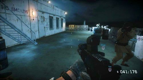 Wbiegnij przez otwarte drzwi i ostrożnie po schodach na górę - 12 - Nocne spotkanie - Kampania - Medal of Honor: Warfighter - poradnik do gry