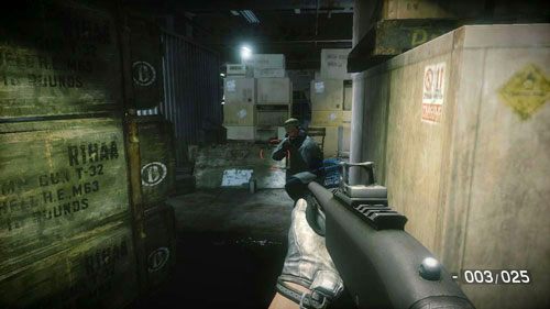 Szybko przemknij za kolejne dwie, ustawione jedna na drugiej skrzynie - 12 - Nocne spotkanie - Kampania - Medal of Honor: Warfighter - poradnik do gry