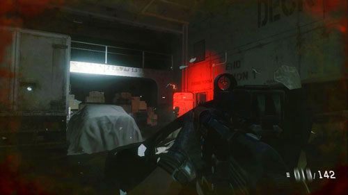 Biegnij dalej trzymając się ściany po prawej i ukryj się za drugą naczepą - 12 - Nocne spotkanie - Kampania - Medal of Honor: Warfighter - poradnik do gry