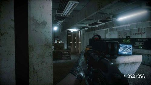 Zejdź po schodach (gra dokona autozapisu), przebiegnij wzdłuż okien, a trafisz do małego pomieszczenia - 12 - Nocne spotkanie - Kampania - Medal of Honor: Warfighter - poradnik do gry