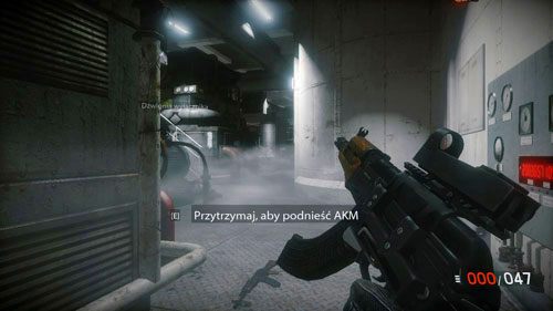 Na rozwidleniu wybierz prawą drogę i załatw następnego przeciwnika, a potem jeszcze jednego, który pojawi się za maszynerią - 12 - Nocne spotkanie - Kampania - Medal of Honor: Warfighter - poradnik do gry