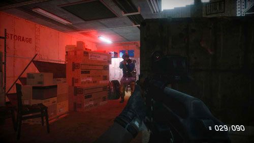 Od razu po wejściu do magazynu spójrz w lewo, zza pudeł wyjdzie kolejny wróg - 12 - Nocne spotkanie - Kampania - Medal of Honor: Warfighter - poradnik do gry