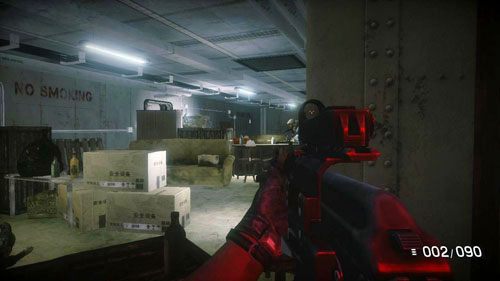 Idź korytarzem do sporego pomieszczenia, ale nie wchodź do środka - 12 - Nocne spotkanie - Kampania - Medal of Honor: Warfighter - poradnik do gry