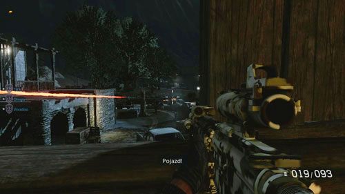 Przysuń się do okien W oddali zauważysz kilku żołnierzy zbiegających z naprzeciwka, a po chwili na drogę poniżej z lewej wyjedzie samochód z ciężkim karabinem i rozpocznie się prawdziwa jatka (obrazek powyżej) - 13 - To już jest koniec - Kampania - Medal of Honor: Warfighter - poradnik do gry