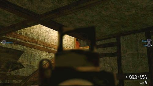 Kiedy będziesz kilka metrów od schodów, przykucnij i dostrzeż odzianego w pomarańczowy strój przeciwnika (obrazek powyżej), który czai się na górze po lewej - 13 - To już jest koniec - Kampania - Medal of Honor: Warfighter - poradnik do gry