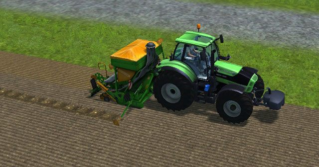 Siewnik w użyciu. Zasiany obszar jest żółtawy, zaś znacznik pomaga utrzymać właściwy kurs. - Uprawa zboża | Uprawa ziemi w Farming Simulator 2013 - Farming Simulator 2013 - poradnik do gry