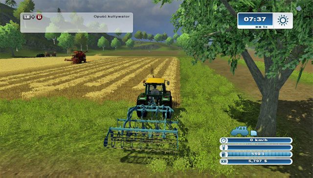 Po skoszeniu konieczne jest uprzątnięcie pola z pozostawionego siana. - Pierwsza kultywacja | Pierwsze kroki w Farming Simulator 2013 - Farming Simulator 2013 - poradnik do gry