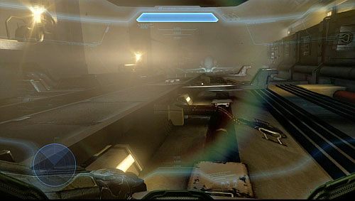 W trakcie wspinaczki, będą spadać część windy, których należy uniknąć - Dostań się do punktu obserwacyjnego | Świt - Kampania | Halo 4 - Halo 4 - poradnik do gry