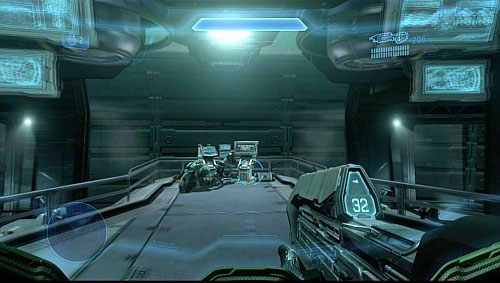 Tutaj nastąpi atak pierwszego przeciwnika, którego zrzuć w dół szybu (atak wręcz) - Dostań się do punktu obserwacyjnego | Świt - Kampania | Halo 4 - Halo 4 - poradnik do gry