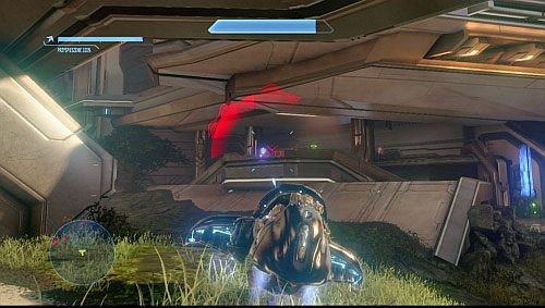 Po przejściu przez korytarz, wyjdź na otwartą przestrzeń i spróbuj przejęć jednego z dwóch Ghostów, który będzie Cię atakować (podejdź blisko pojazdu i naciśnij Użyj, by pozbyć się kierowcy) - Dostań się do portalu; Terminal 1 | Rekwiem - Kampania | Halo 4 - Halo 4 - poradnik do gry