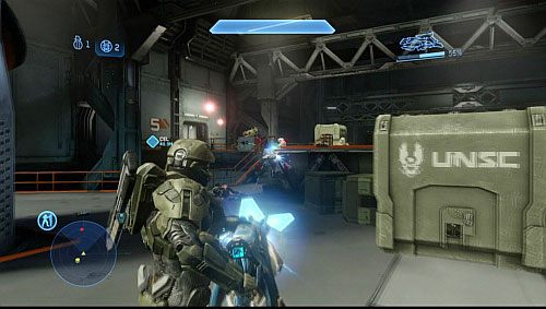 Dojdź do następnego pomieszczenia i wejdź z grupą marines po schodach, na najwyższe piętro - Dostań się do dr Tilsson | Kompozytor - Kampania | Halo 4 - Halo 4 - poradnik do gry