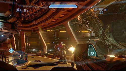 Dotrzesz do pomieszczenia z konsolą oraz dwoma przeciwnikami, którzy będą używać kamuflaż dający im niewidzialność - Terminal 6; Pomóż ewakuować stację | Kompozytor - Kampania | Halo 4 - Halo 4 - poradnik do gry