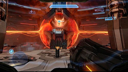 Przed drzwiami, znajdują się stojaki z bronią oraz moduły - Odnajdź drogę powrotną do Kompozytora | Midnight - Kampania | Halo 4 - Halo 4 - poradnik do gry