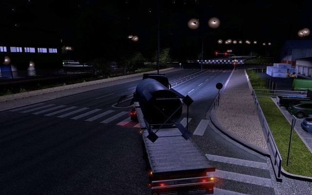 Ponieważ spora część pracy może odbywać się nocą (albo podczas intensywnych opadów deszczu) musisz używać świateł - ETS2: Regulacja lusterek, świateł i fotela - Euro Truck Simulator 2 - poradnik do gry