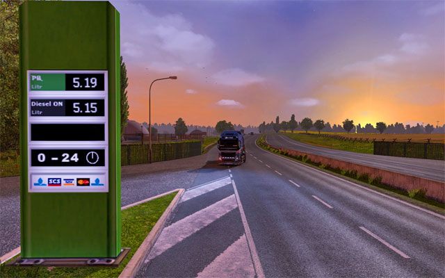 Chcąc skorzystać ze stacji paliw w momencie gdy podróżujesz po autostradzie o wiele wcześniej zobaczysz znak informujący o zjeździe na stację paliw i parking - ETS2: Korzystanie ze stacji paliw - Euro Truck Simulator 2 - poradnik do gry