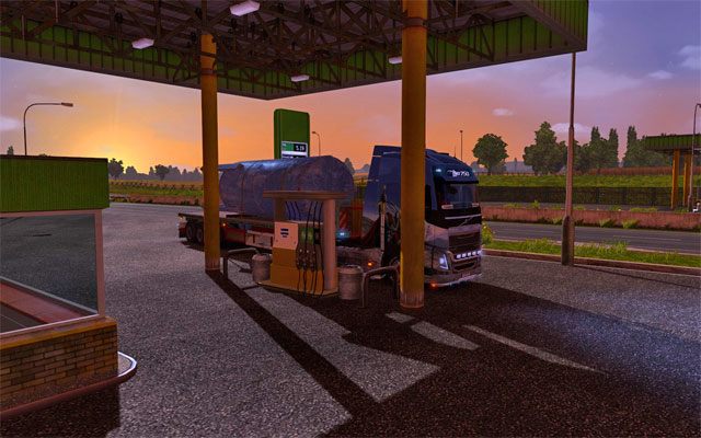 Aby zatankować podjedź do dystrybutora i zatrzymaj się ciągnikiem siodłowym w miejscu zielonej ikonki - ETS2: Korzystanie ze stacji paliw - Euro Truck Simulator 2 - poradnik do gry