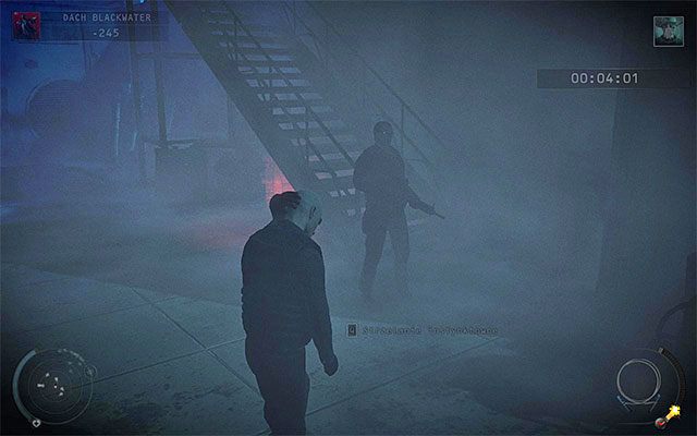 Musisz teraz zadecydować w jaki sposób chcesz ominąć strażnika pilnującego prawych schodów prowadzących na górny dach - Dotarcie na główny dach (Dach Blackwater) | 19 - Odliczanie - Hitman Absolution - poradnik do gry