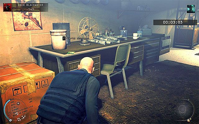 Po znalezieniu się w niewielkim pomieszczeniu rozejrzyj się przede wszystkim za kartą dostępu (powyższy screen) - Dotarcie do miejsca pobytu Dextera (Dach Blackwater) | 19 - Odliczanie - Hitman Absolution - poradnik do gry